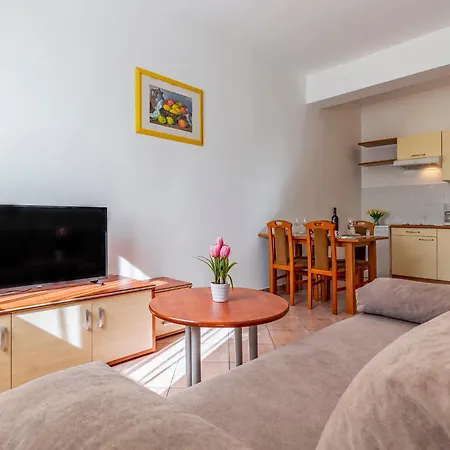 Rok 1 By Interhome Pula