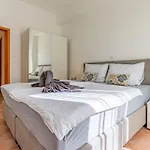 Apartment Rok 1 By Interhome Pula
